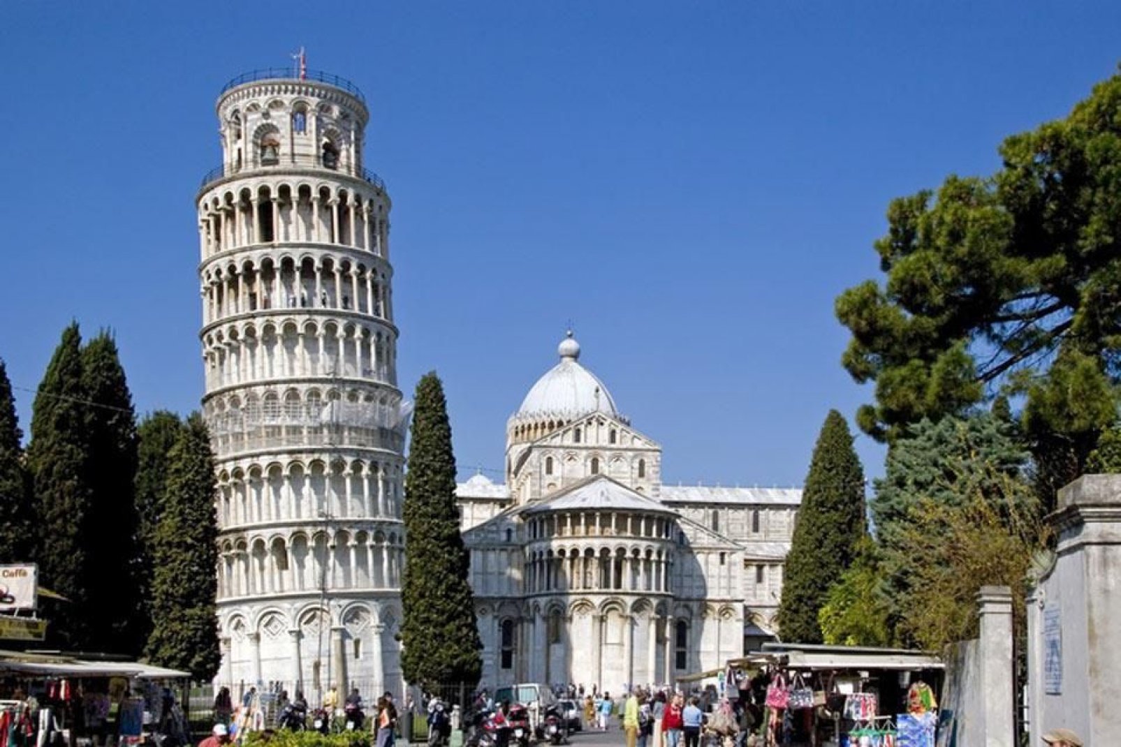 El complejo arquitectónico de la Piazza dei Miracoli es el centro artístico más importante de Pisa, declarado Patrimonio de la Humanidad por la Unesco.