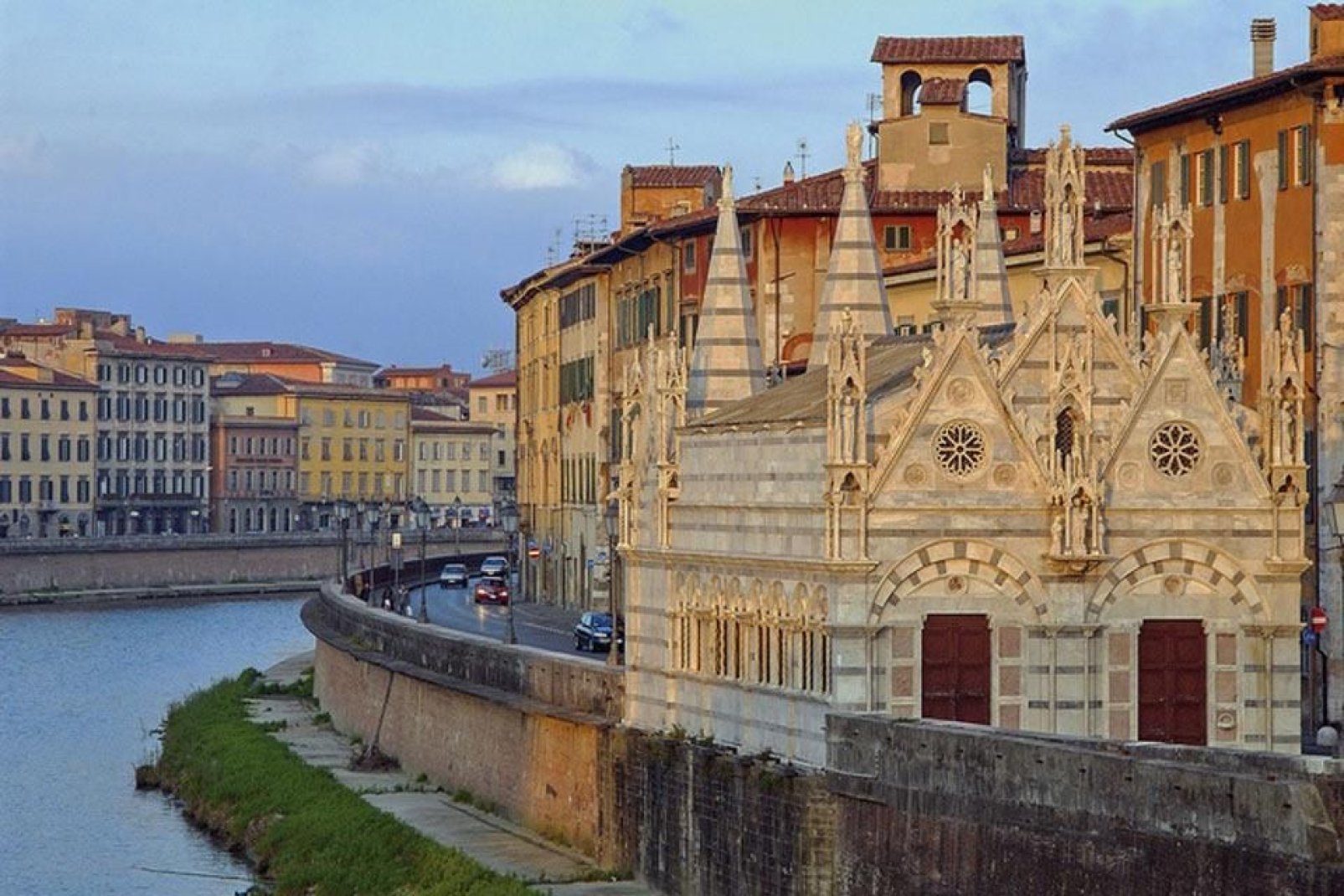 Die Kirche Santa Maria della Spina ist eine kleine gotische Kirche, die am Fluss Arno in Pisa liegt.