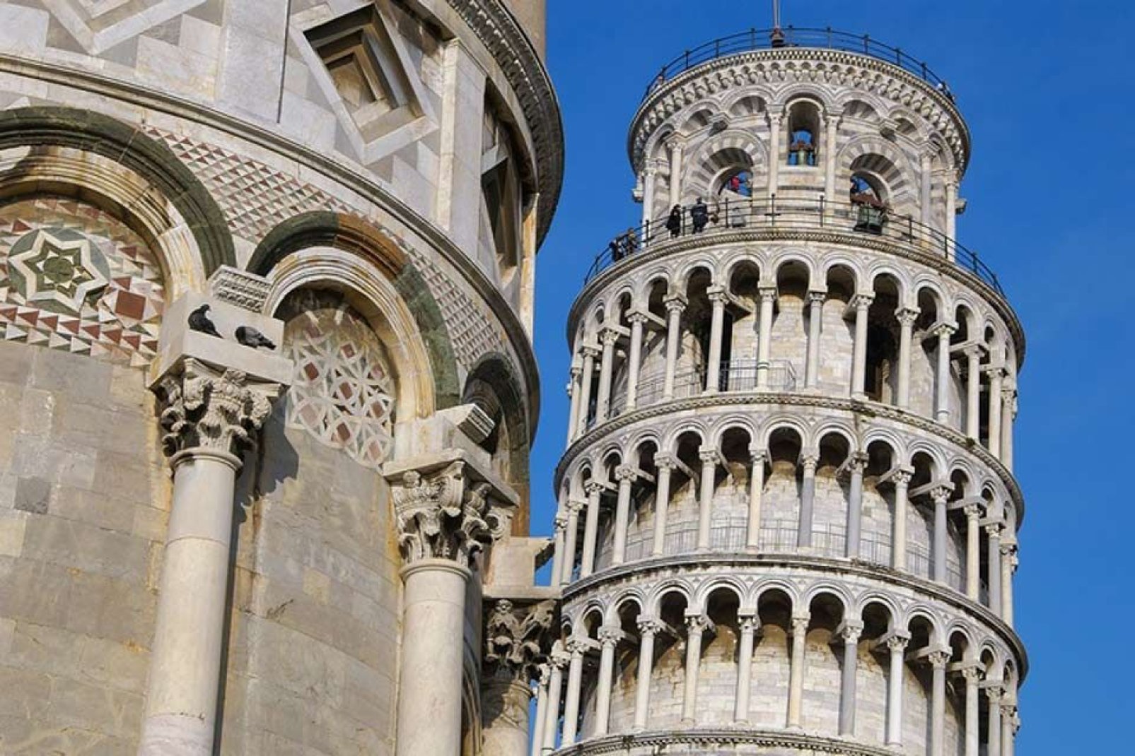 Der Belfried von Pisa, besser unter dem Namen Schiefer Turm bekannt, ist aufgrund seiner Neigung weltberühmt.