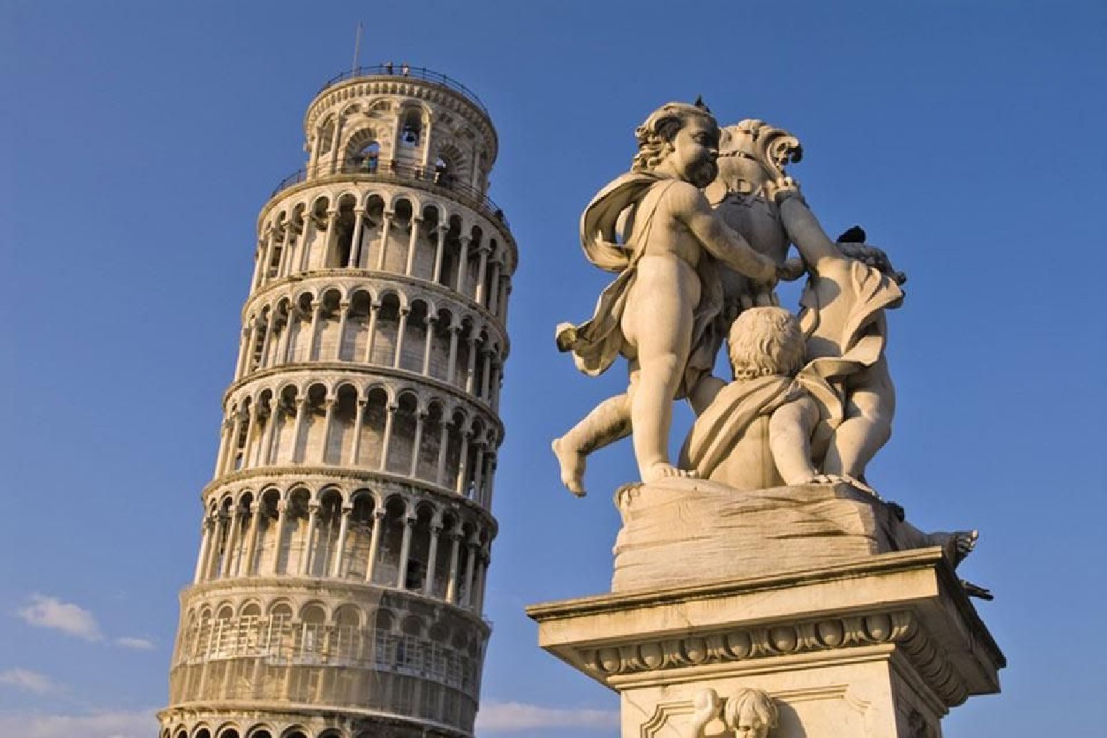 La Fontana dei Putti, in Piazza dei Miracoli a Pisa. Sullo sfondo svetta, ancora una volta, la Torre pendente