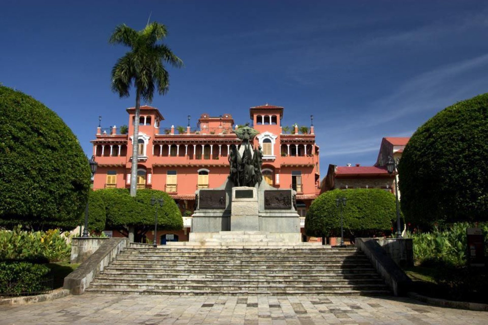 Im Zentrum des Platzes, in der Nähe des Casco Antiguo, thront die Statue von Simon Bolivar, der Held Lateinamerikas und Gründervater der Unabhängigkeit von der Spanischen Krone.