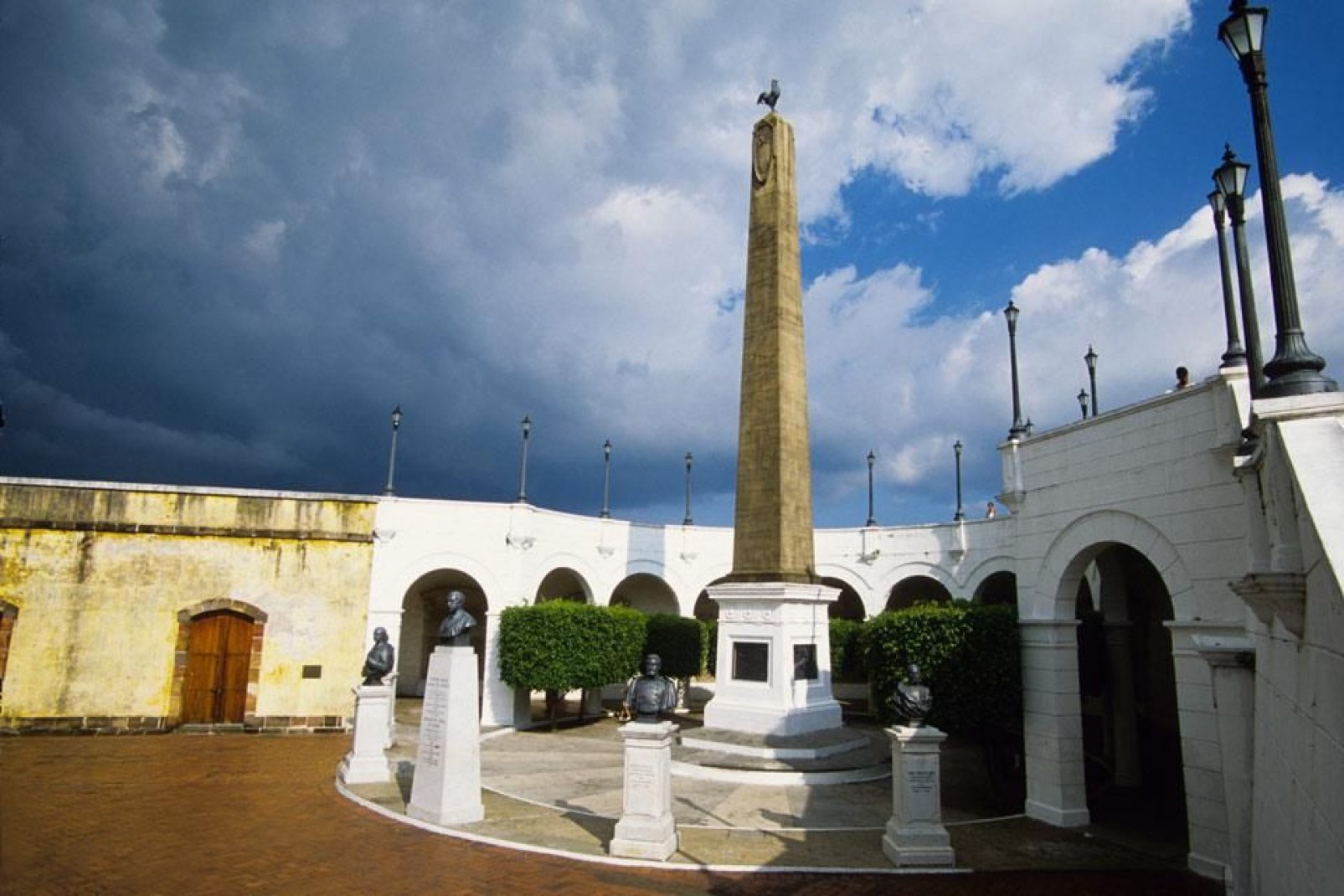Dieses Monument auf dem Plaza de Francia wurde zu Ehren der französischen Arbeiter und Ingenieure errichtet, die am Bau des Panama-Kanals beteiligt waren.