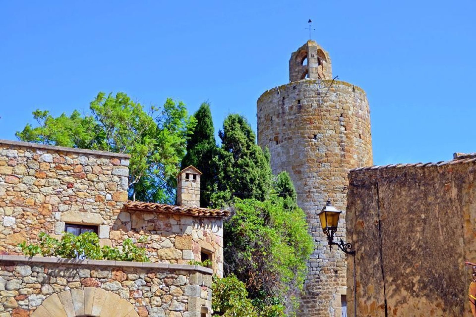 Diese mittelalterliche Stadt wurde vollständig restauriert und ist absolut sehenswert.