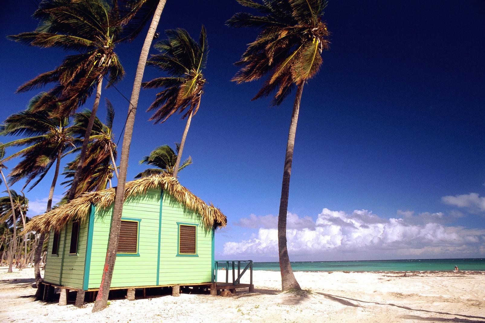 Zwischen der Karibik und Atlantik ist Punta Cana der bekannteste Badeort der Dominikanischen Republik. Und zwar aus gutem Grund... Diese wunderbaren Strände, die sich über mehr als 40 km erstrecken, könnten beinahe zum Weltnaturerbe erklärt werden. Das klare Wasser, Kokospalmen, weisser Sand... der magische Cocktail für einen ausgezeichneten Urlaub ist bereitet. Man liegt in der Sonne oder im Schatten ...
