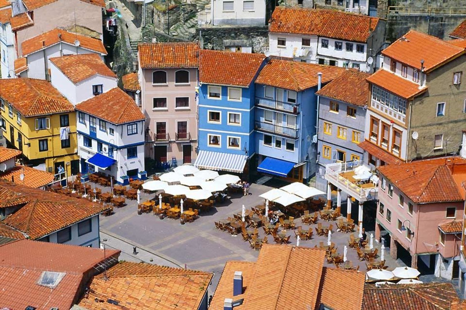 Cudillero wird im Sommer von zahlreichen Touristen besichtigt. Dieses Dorf gehört zu den berühmtesten Touristenorten in Asturien.