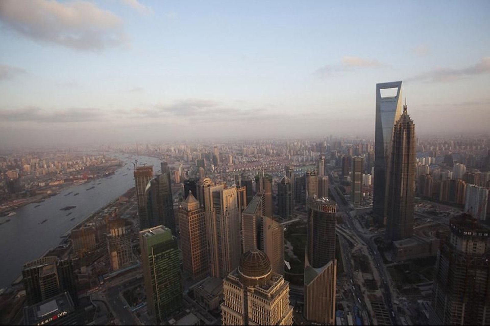 Panoramaansicht von Shanghai Im Geschäftsviertel der Stadt kann man den Shanghai Tower erkennen.