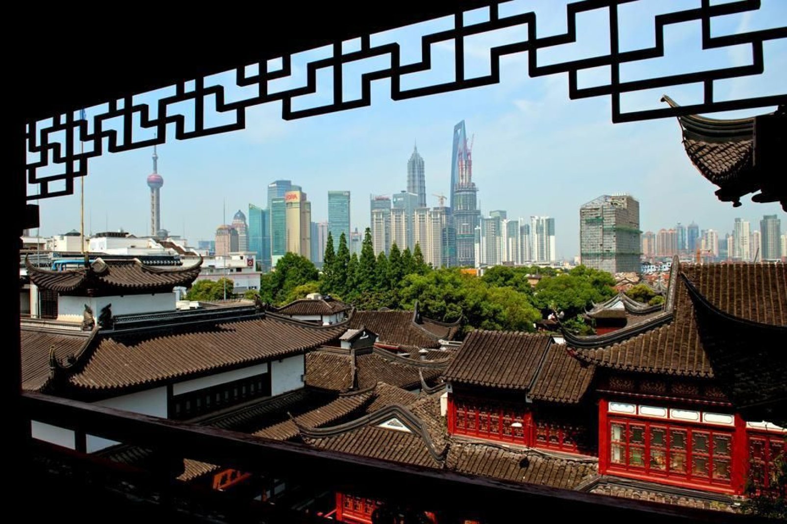 Vista dalla città vecchia sul quartiere moderno di Pudong.