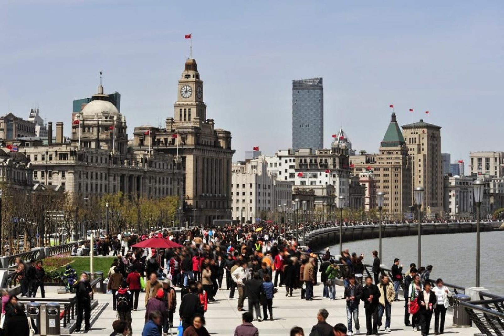 Piacevole spazio aperto pedonale, nel cuore di Shanghai, il Bund è un punto di ritrovo per i turisti ma anche per gli abitanti stessi.
