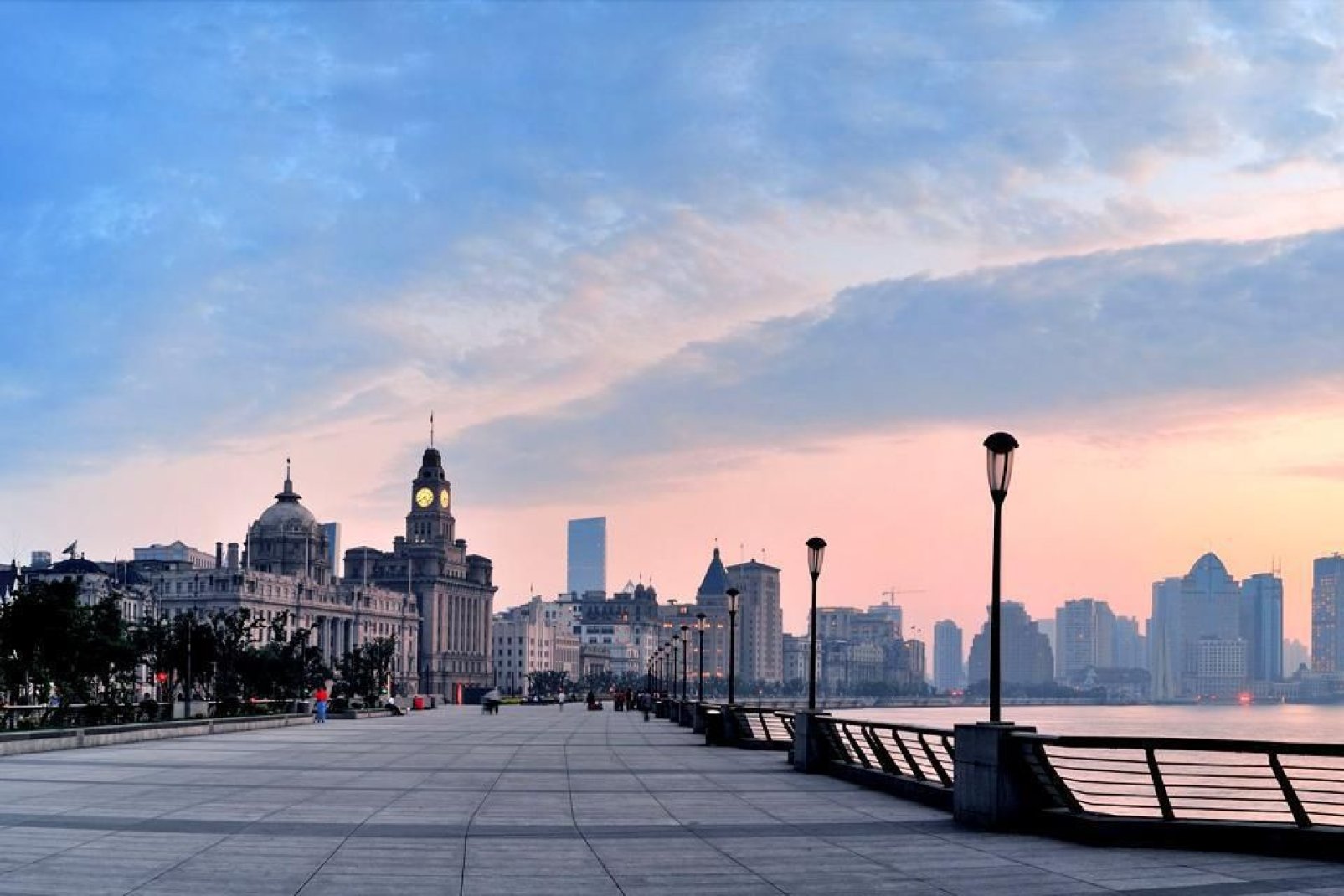 Il Bund di Shanghai è una passeggiata pedonale con vista panoramica lungo il fiume.