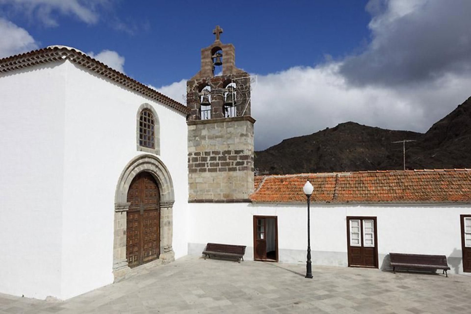 Sie haben Gelegenheit, einige interessante Sehenswürdigkeiten wie die Kirche Santo Domingo, die Wassermühle und das ethnografische Museum zu besuchen.