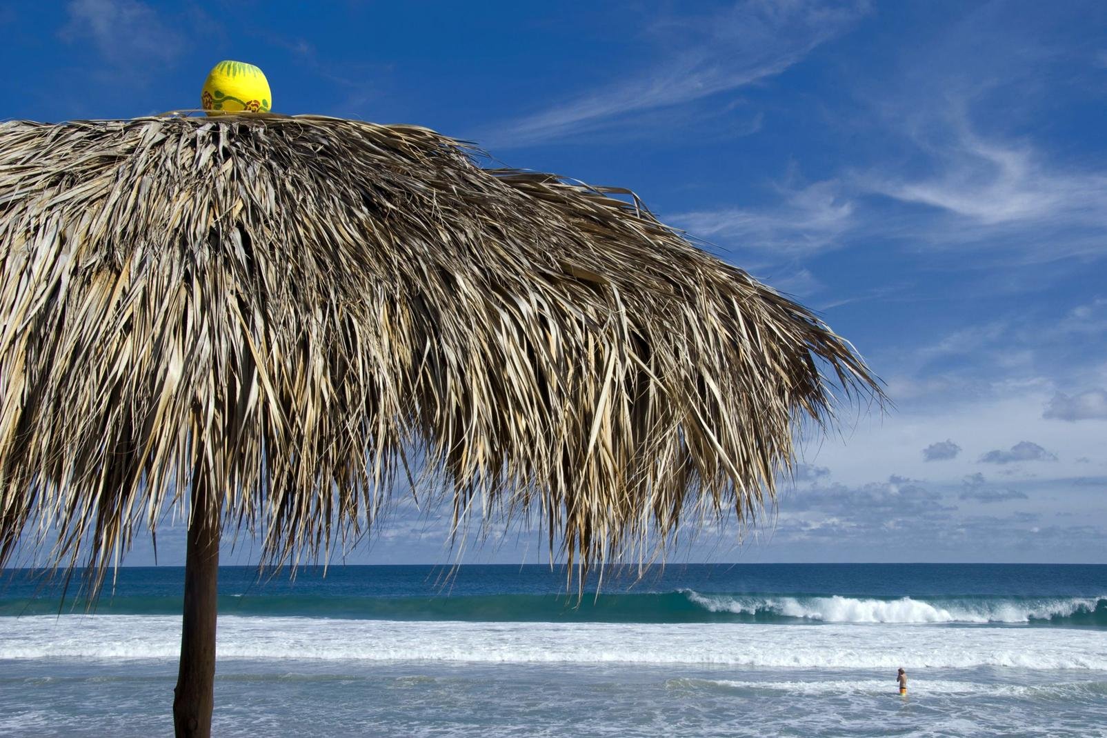 Puerto Escondido es un puerto encantador del estado de Oaxaca en México. Se sitúa a unos 800 kilómetros al Sur oeste de la capital México Ciudad y es famoso por ser un autentico paraíso para los surfistas. Un sinfín de ellos buscan las olas allí. Hay que saber que la playa principal del pueblo goza de olas impresionante que pueden llegar a medir más de 8 metros de alturas. 
Según la leyenda, el pueblo ...