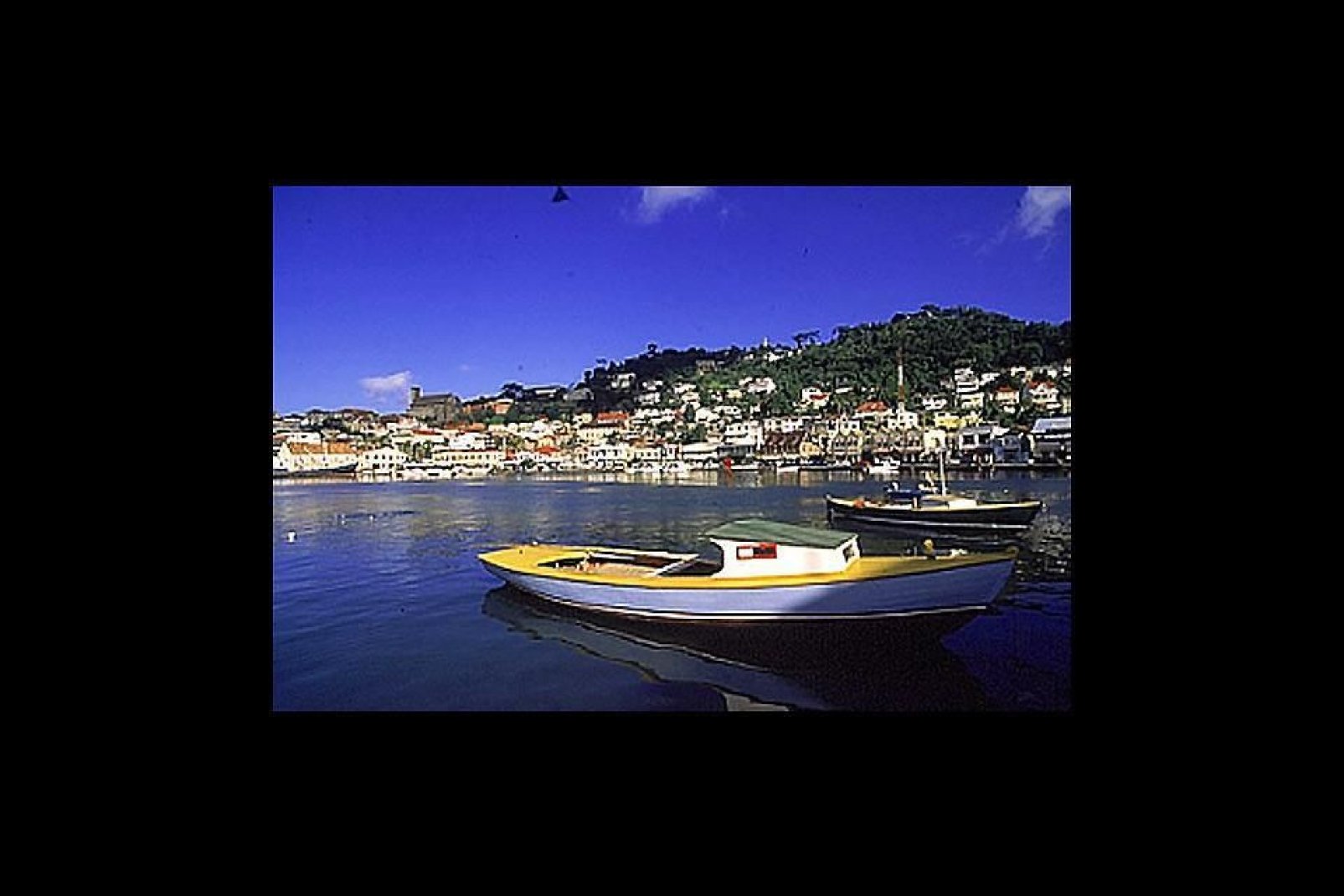 Saint George's, capitale di Grenada, fu fondata dai francesi. È ubicata nel sud dell'isola.