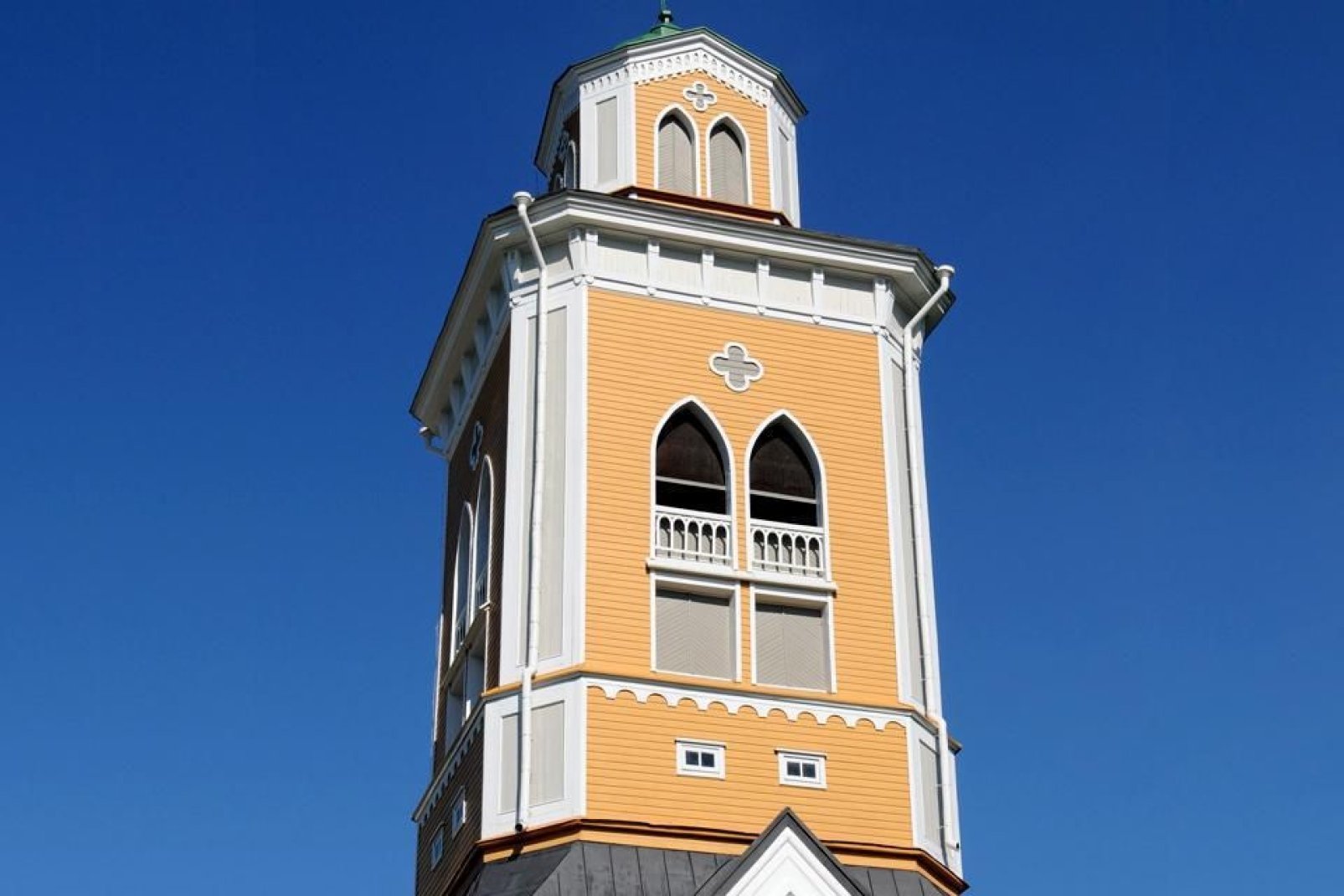 Die Kathedrale wurde im Sinne der finnischen Tradition errichtet, denn der Glockenturm ist vom übrigen Gebäude getrennt. Das Monument wurde nach dreijähriger Bauzeit im Jahre 1847 vollendet.