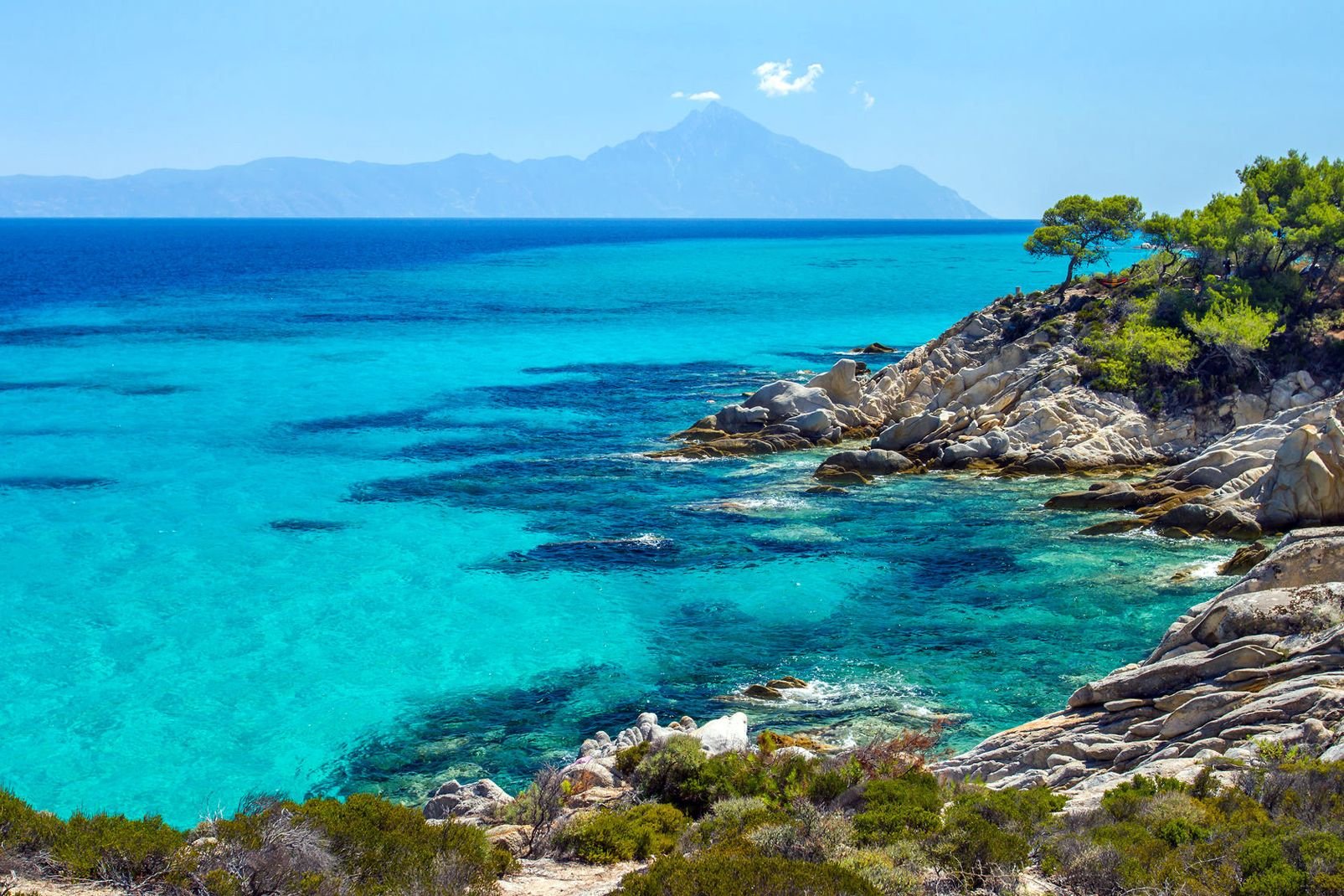 La Chalcidique est une région peu connue du nord de la Grèce. Cependant, elle possède beaucoup de charme. Elle a conservé ses parfums et sa nature. Dénommée 