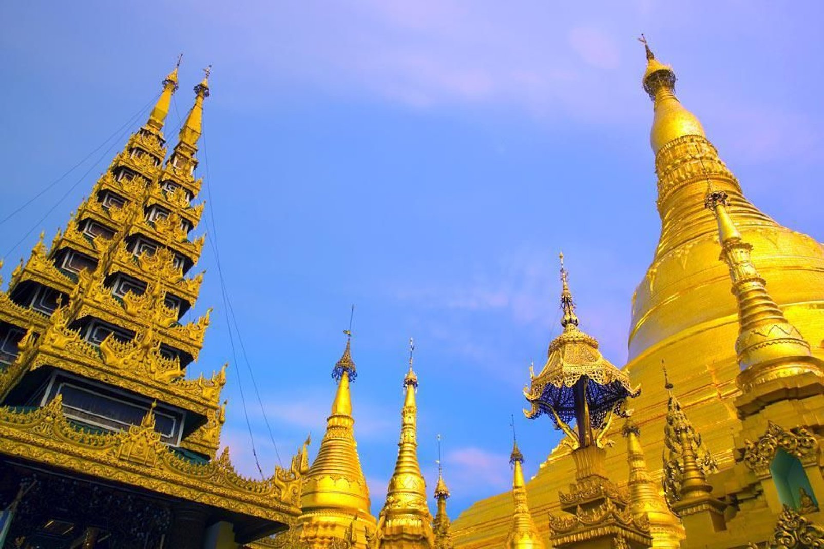 Alta 112 m, ha la cima decorata con una sfera d'oro tempestata di oltre 2500 pietre preziose.