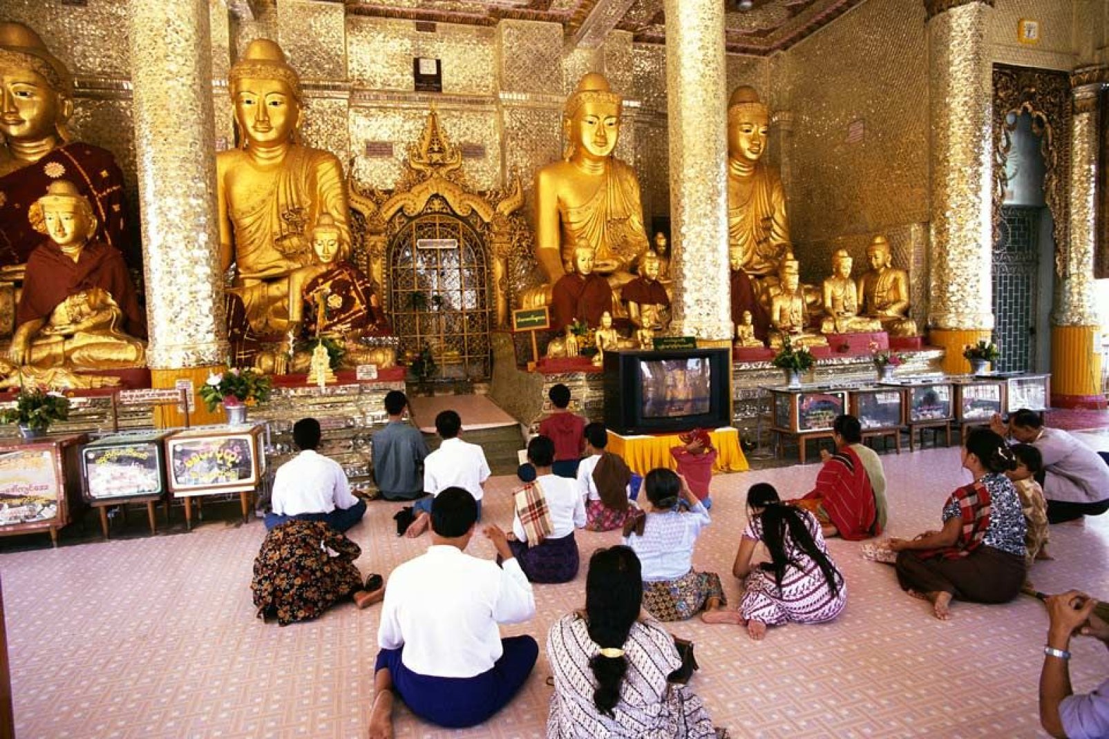 La pagoda di Shwedagon è uno dei luoghi più sacri della Birmania.