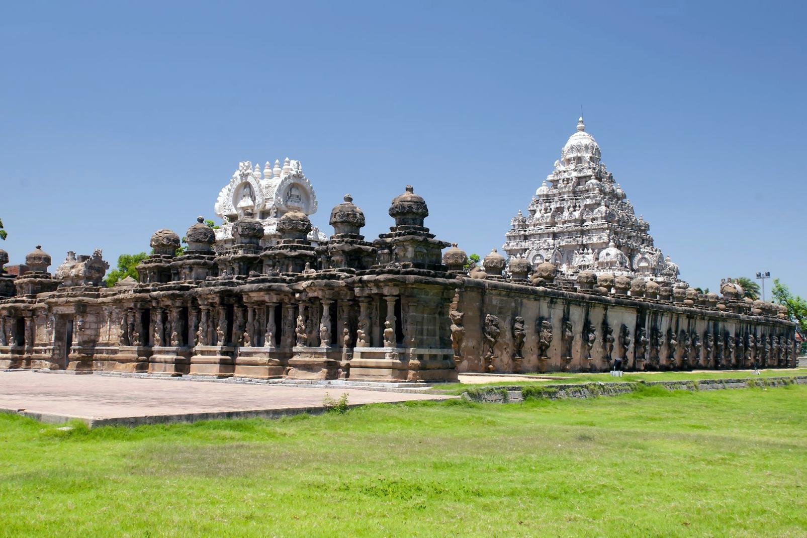 Kanchipuram, die ?Goldene Stadt?, ist eine der sieben heiligen Städte Indiens. Von weitem erblickt man schon seine zahlreichen Gopurams, die von der Fülle der hinduistischen Tempel zeugen. Am Rande der Stadt befindet sich der Kailashanatha-Tempel, der Ende des 7. Jahrhunderts erbaut wurde, sich heute noch in einem sehr guten Zustand befindet und ein Meisterwerk dravidischer Architektur ist. Im Gegensatz ...