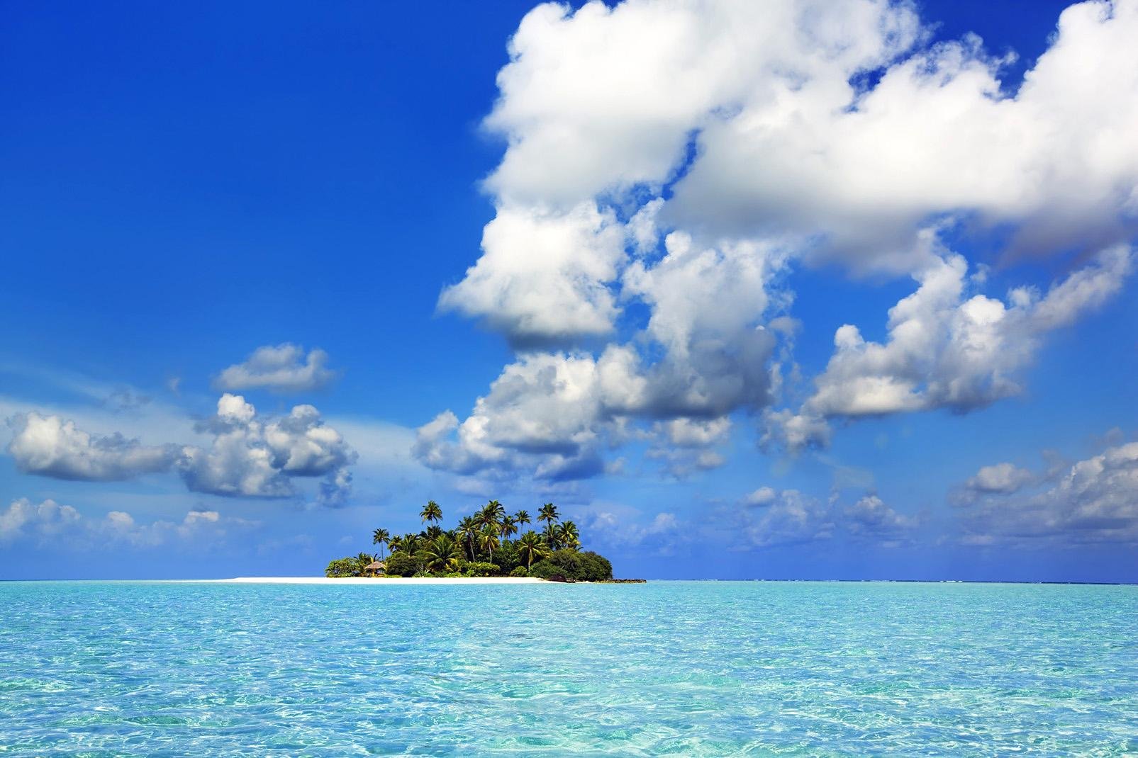 L'atoll de Baa situé au nord-ouest des Maldives, bien au dessus d'Ari Nord. Il est constitué de 15 îles-hôtels, 5 revendues sur le marché français, dont le célèbre Soneva Fushi, connu pour son luxe à la Robinson Crusoë. Nous avons également découvert le Coco Palm Dhuni Kolhu, très sympathique. 
Nous vous invitons au rêve en lisant nos fiches, et peut-être qui sait... à la réalité ! Tous les ingrédients ...
