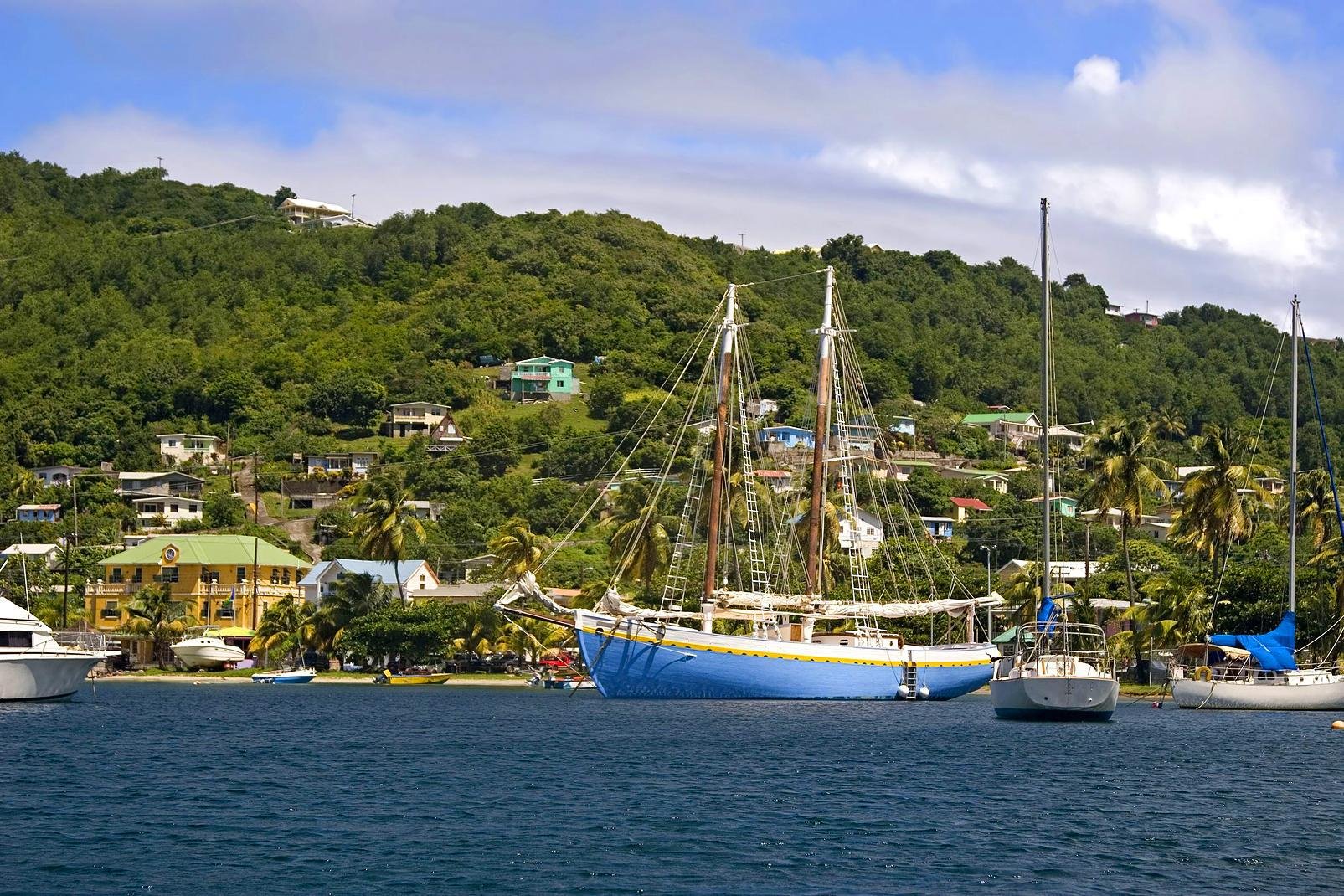 Bequia ist jene Insel der Grenadinen, die am nchsten bei der Hauptinsel St. Vincent liegt. Man erreicht sie in einer Stunde mit der Fhre oder innerhalb von 20 Minuten mit dem Speedboat ab Kingstown. Die Insel ist fr die wunderschne Admiralty Bay bekannt und bietet sowohl schne Strnde als auch steile Felsksten. Die Insel ist ein Touristenziel, man findet aber keine Menschenmengen vor, und fr ...