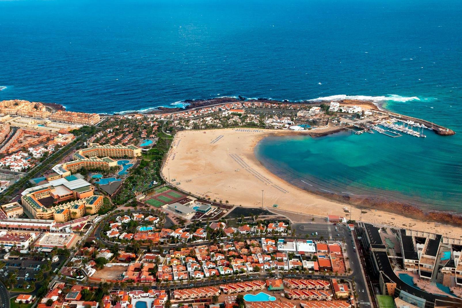 Caleta de Fuste est l'une des stations touristiques les plus proches de l'aéroport de Fuerteventura, situé à seulement 8 petits kilomètres et à 13 km de la capitale Puerto del Rosario. Le centre-ville ne présente que peu intérêt, à part des bars et des restaurants. L'intérêt principal demeure la plage de Castillo Beach, où on élu domicile plusieurs hôtels, notamment le Club Eldorador Castillo Beach, ...