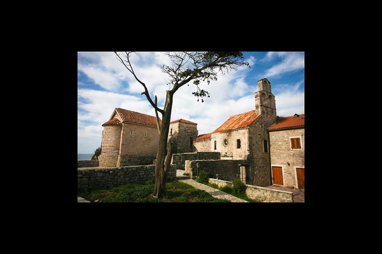 Les remparts et les tours qui protègent la vieille ville servent de décors pendant le festival de théâtre de Budva-Grad.