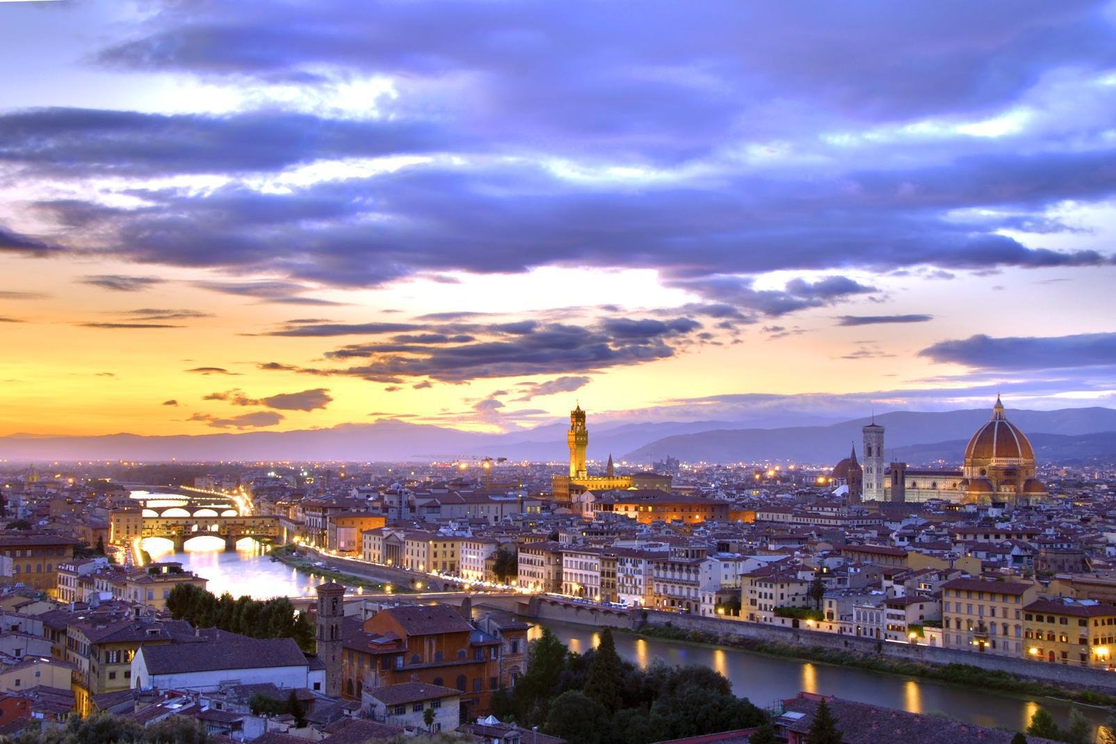 Florence, ville d'environ 400 000 habitants, qui se dresse sur les rivages de l'Arno, dans le cœur de l'Italie centrale, est un véritable écrin d'œuvres d'art. Elle connut sa plus grande splendeur entre le XI et le XVème siècle, lorsqu'elle fut une commune libre, et ensuite sous la domination des Médecins. C'est à cette époque que se sont déroulés les plus grands événements artistiques et littéraires ...