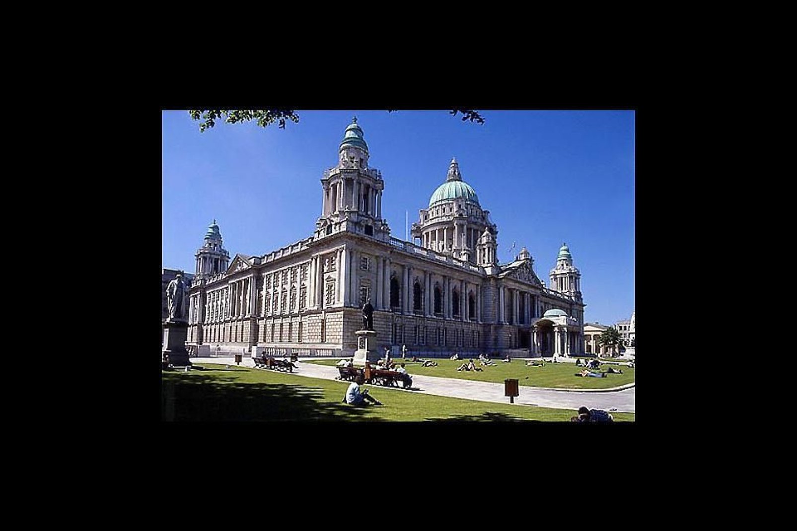 Belfast, capital y ciudad más grande de Irlanda del Norte, así como segunda ciudad más grande de Irlanda, incluye un gran número de atracciones turísticas.