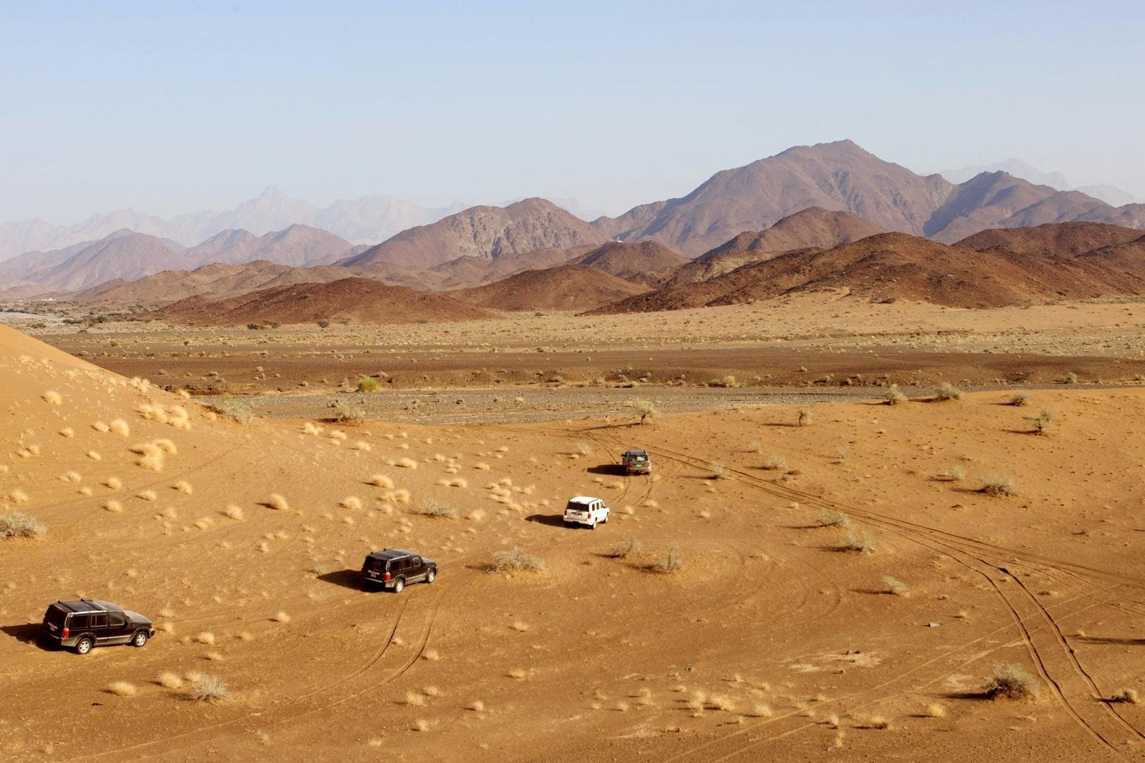 Dans la province d'Al Sharqiya, à 220 km de Mascate et son aéroport, la ville d'Al Wasil, située à 11 km des pistes, est la porte d'entrée du désert du Wahiba Sands. Habité par 3 000 bédouins, 1 500 dromadaires et 15 000 chèvres, de désert couvre un territoire de 200 km du nord au sud et 80 km d'est en ouest. Vous pouvez dormir dans plusieurs camps dans le désert du Wahiba ...
