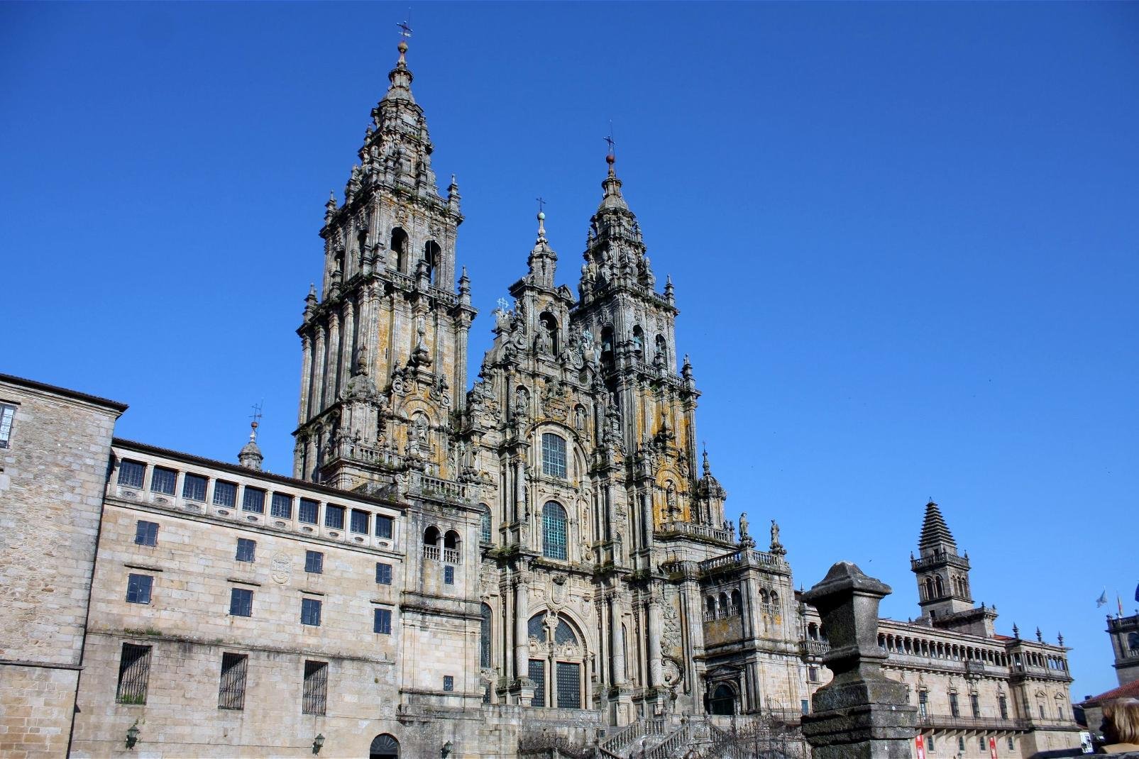 Santiago de Compostela es la capital de la Comunidad Autónoma de Galicia y pertenece a la provincia de A Coruña. Alberga unos 100 mil habitantes aproximadamente, teniendo en cuenta los censados y no censados (como estudiantes o trabajadores de otras localidades de al lado). Durante nuestro paso por la ciudad nos impresionó enormemente este lugar lleno de encanto y de historia que no deja indiferente ...