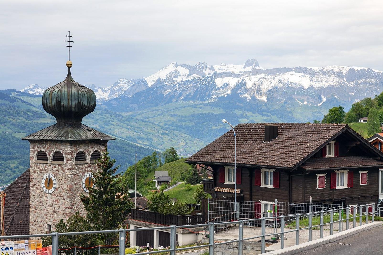 Triesenberg, eine Gemeinde, die sich oberhalb von Vaduz befindet, bietet eine der herrlichsten Ausblicke über das Rheintal.Es handelt sich dabei um eines der bezauberndsten Dörfer des Landes mit seinen alten Häusern mit geraniumverzierten Balkons.Neben der faszinierenden Kirche mit einem Kuppel in Form einer Zwiebel können Sie auch das Walser Heimatmuseum besuchen, eine Schweizer Gemeinde, die sich ...