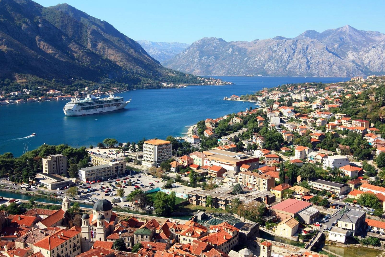 "Las bocas de Kotor representan sin lugar a dudas el principal interés de una estancia en Montenegro. El único fiordo del Mediterráneo se adentra 28 km en el interior y está rodeado de montañas de 1000 metros de altitud que se sumergen literalmente en el mar. Está clasificado como patrimonio mundial de la Unesco. Puedes recorrerlo en coche por la carretera, así irás atravesando los hermosos pueblecitos ...