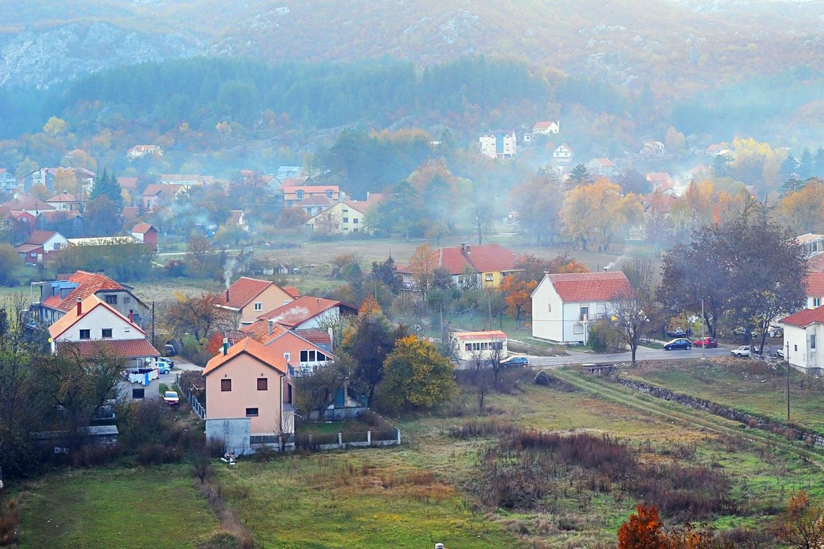 A 32 minutos y 32 curvas de Budva, la encantadora localidad de Cetinje, antigua capital de Montenegro, ofrece un destino agradable de camino al parque nacional de Lovcen. Sus coloridas casas, sus palacios y embajadas le dan a esta pequeña ciudad, colgada a 650 m de altura, un increíble encanto....