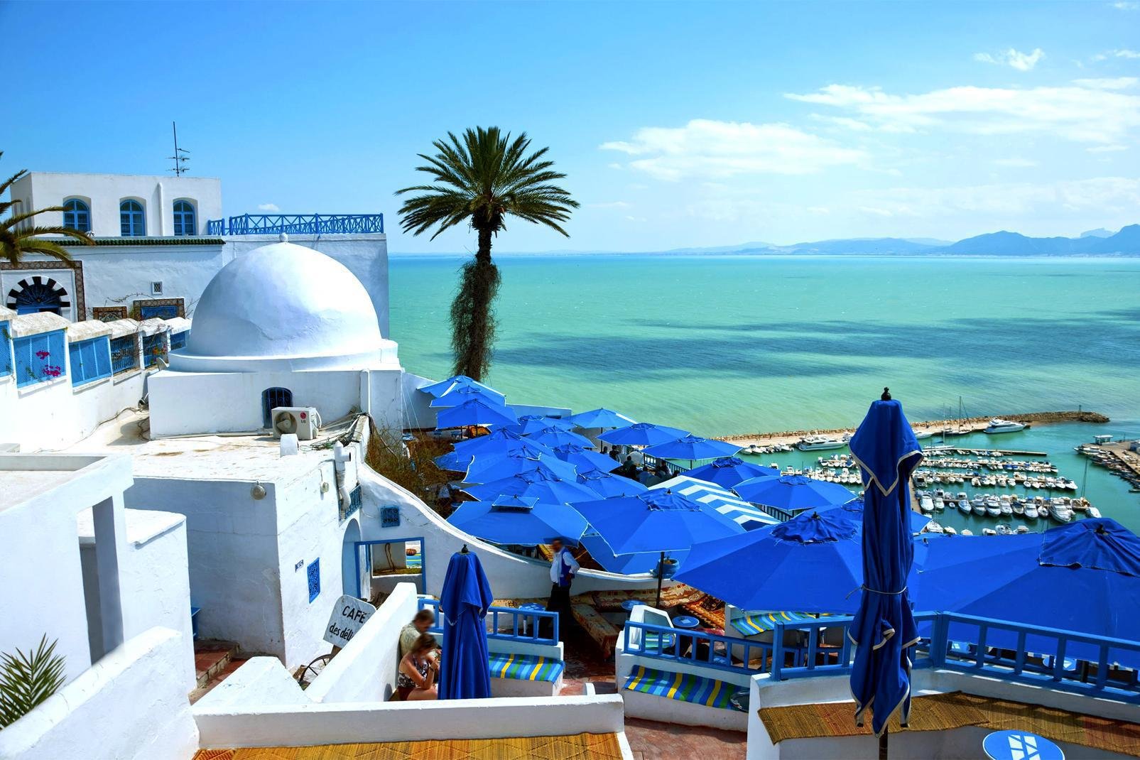 Sidi Bou Saïd, planté au pied du djebel Manâr (montagne de Phare) face à la Grande Bleue, à 17 km au nord-est de Tunis, est le village le plus visité du pays. Ses ruelles immaculées, son bleu limpide inscrit sur portes et fenêtres, ses moucharabiehs mystérieux, ses toits tout en rondeurs et sa douce atmosphère méditerranéenne en font un lieu hors du temps... qu'il est préférable de découvrir hors saison ...