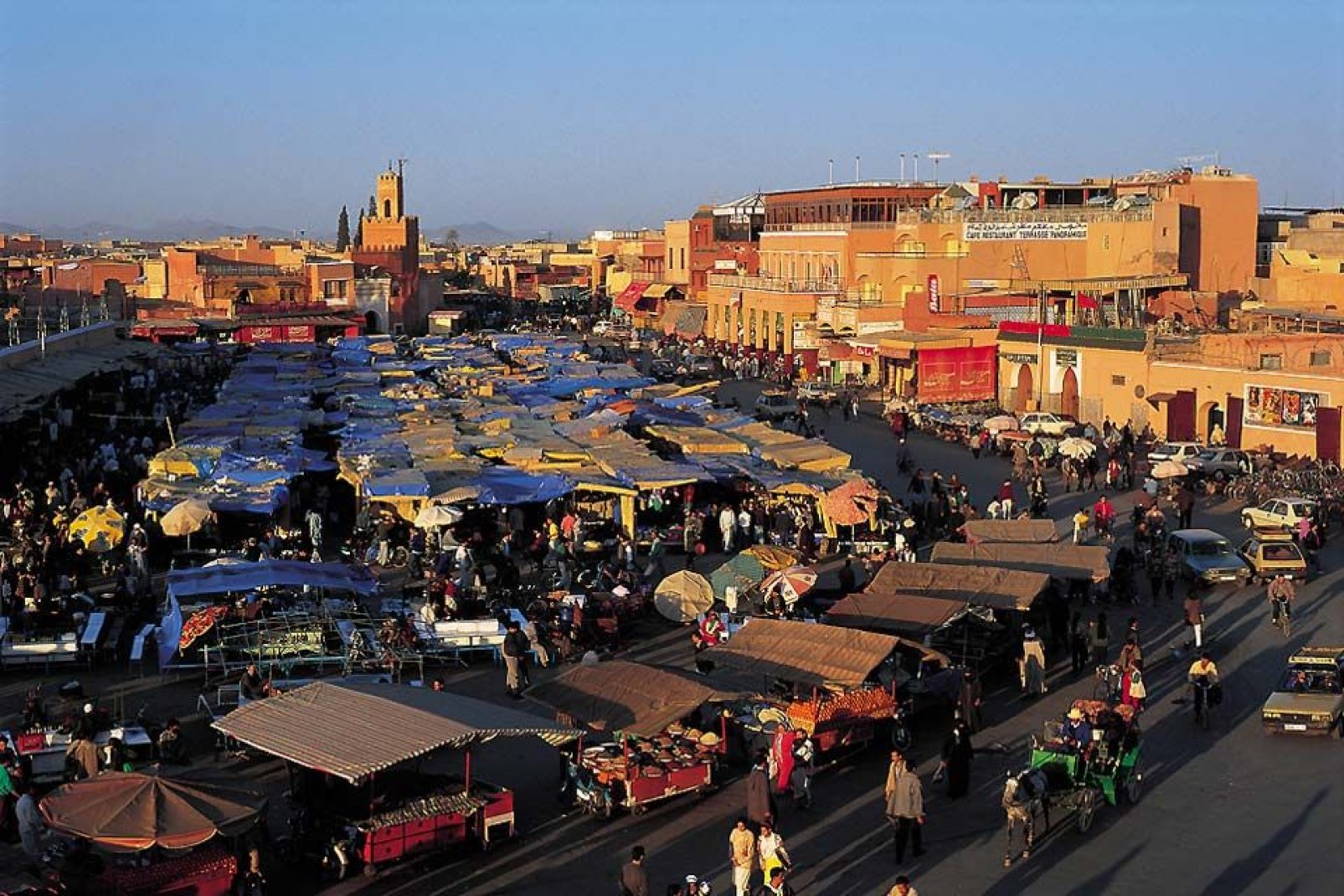 La plus festive et la plus branchée des villes marocaines, Marrakech n'en a pas pour autant perdu son charme et authenticité.