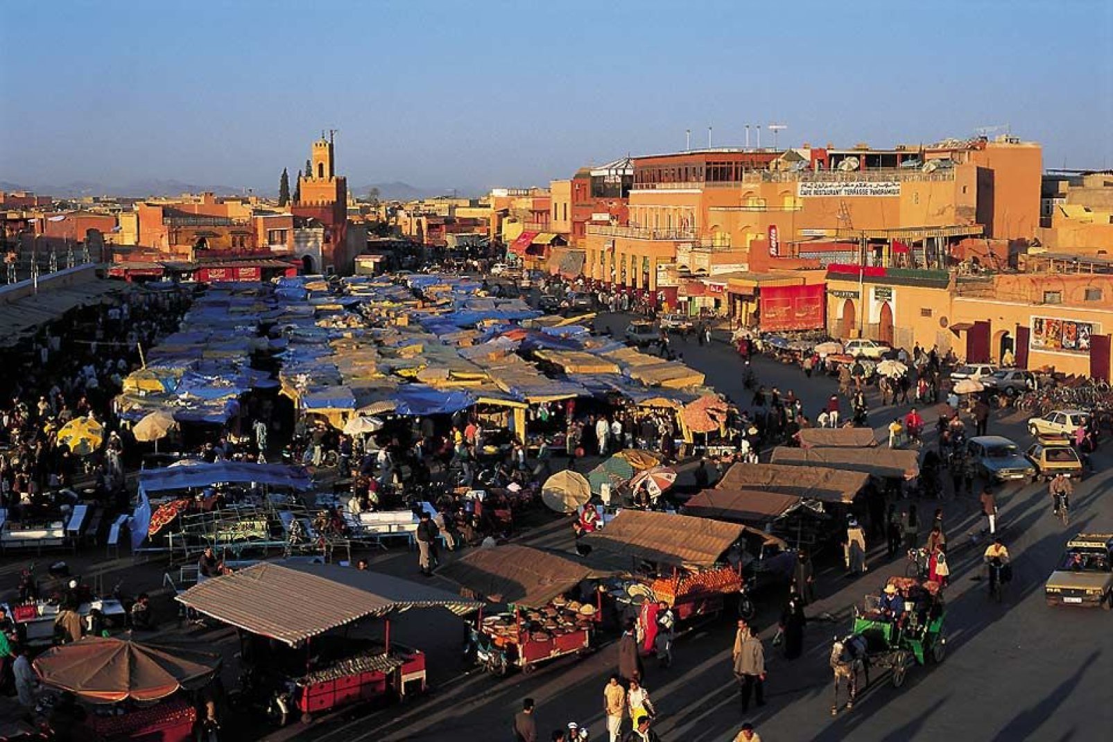 Cette place est le centre géographique, social et culturel de la médina. Elle est le rendez-vous des marchands berbères et des voyageurs et réunit tous les métiers traditionnels.