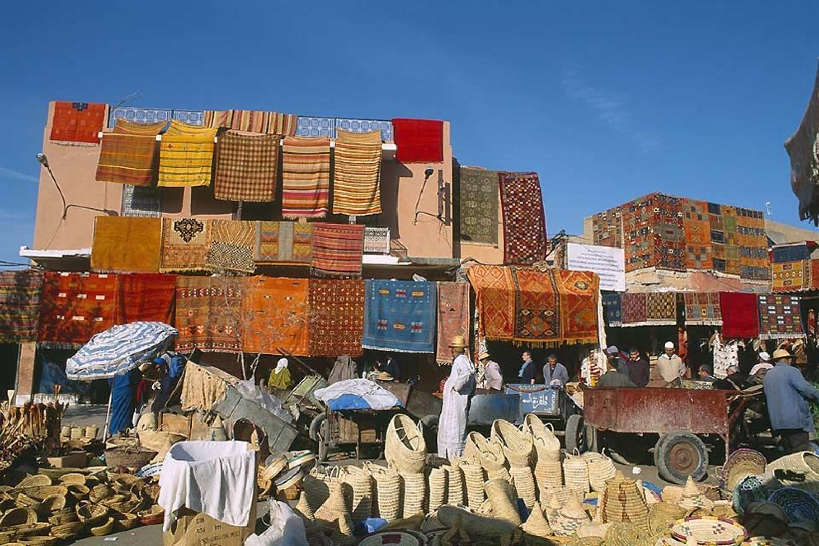 Les souks (marchés en arabe) sont organisés par métiers et par quartiers.