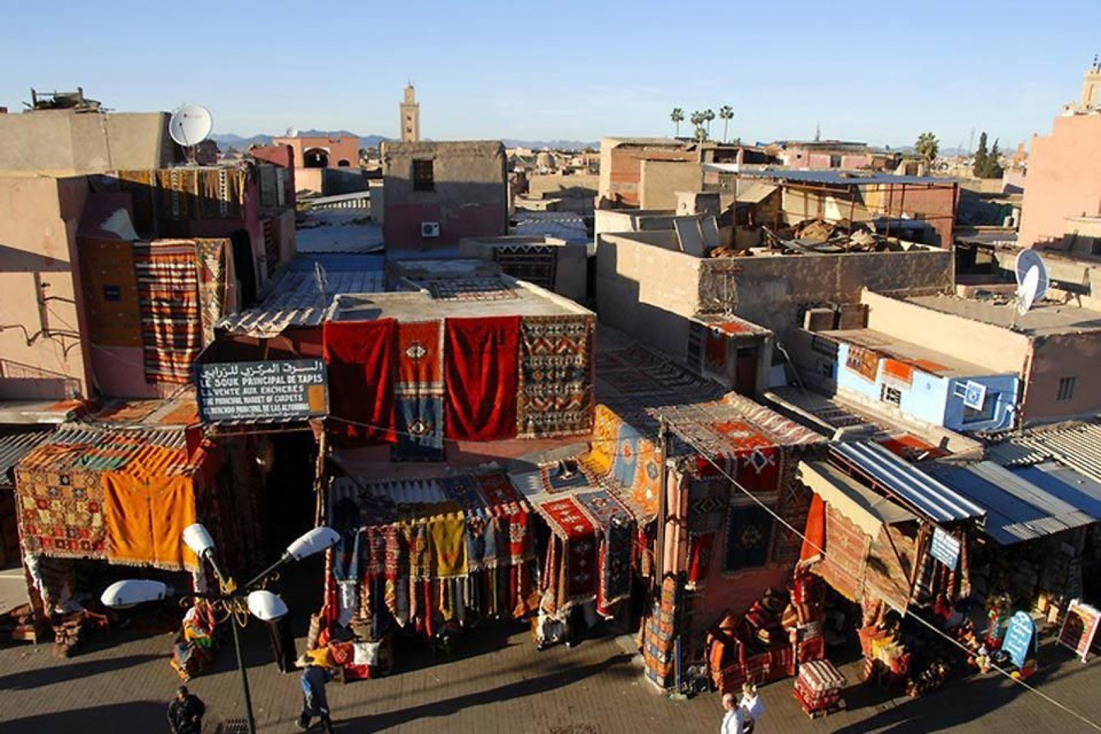 Was wäre Marrakesch ohne die lebhaften, farbenfrohen Souks und die wertvollen, zum Verkauf angebotenen Stoffe?