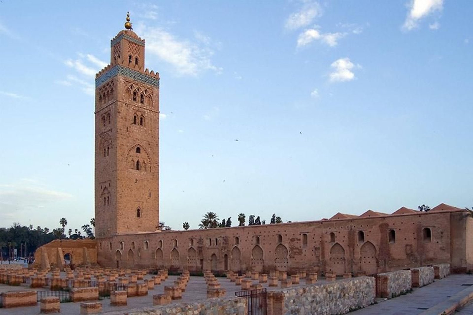 Aunque la mezquita ha elegido la sobriedad y la austeridad, no deja de ser una maravilla arquitectónica y uno de los monumentos marroquíes más bonitos.