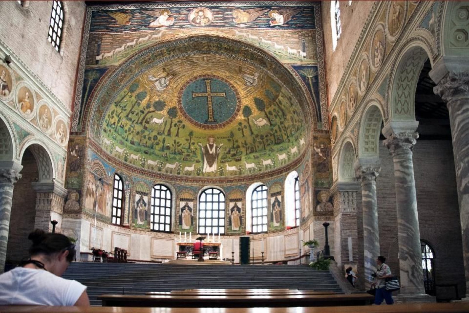 Esta basílica es conocida precisamente por sus mosaicos, aunque también cabe destacar su interior, bellamente decorado con mármoles policromados, estucados, capiteles y columnas esculpidas.
