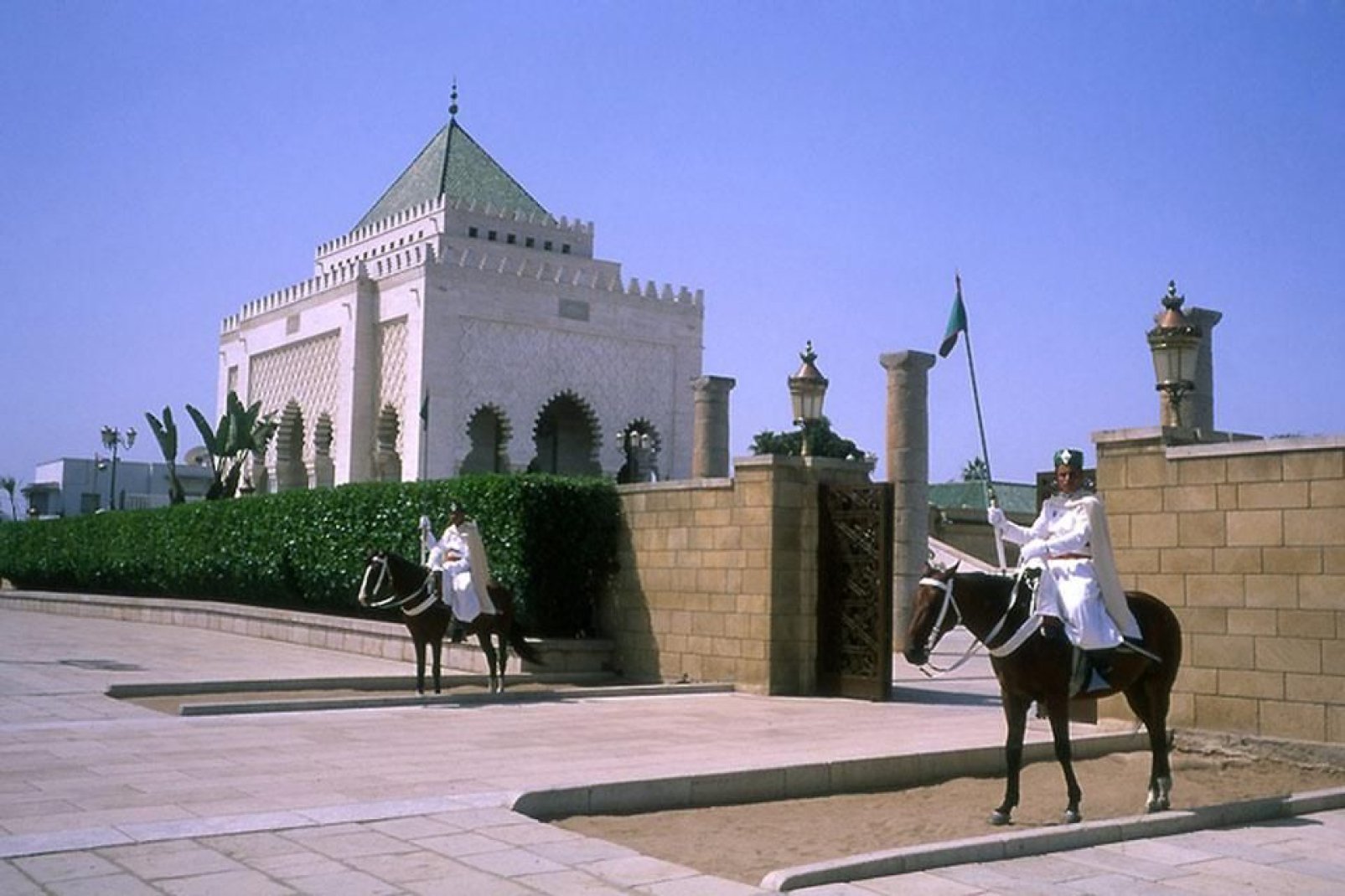 L'entrée de la tour Hassan est surveillée par deux gardes à cheval. La tour a une hauteur de 45m.