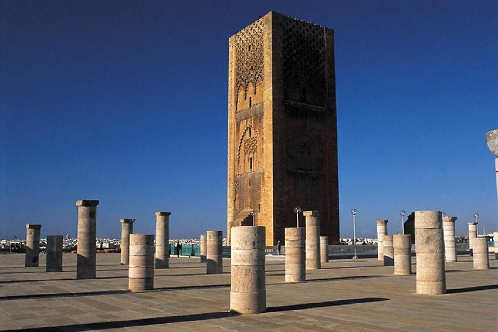 La tour Hassan reste le monument emblématique de Rabat. Ici aurait du être construite la plus grande mosquée du monde mais elle resta inachevée