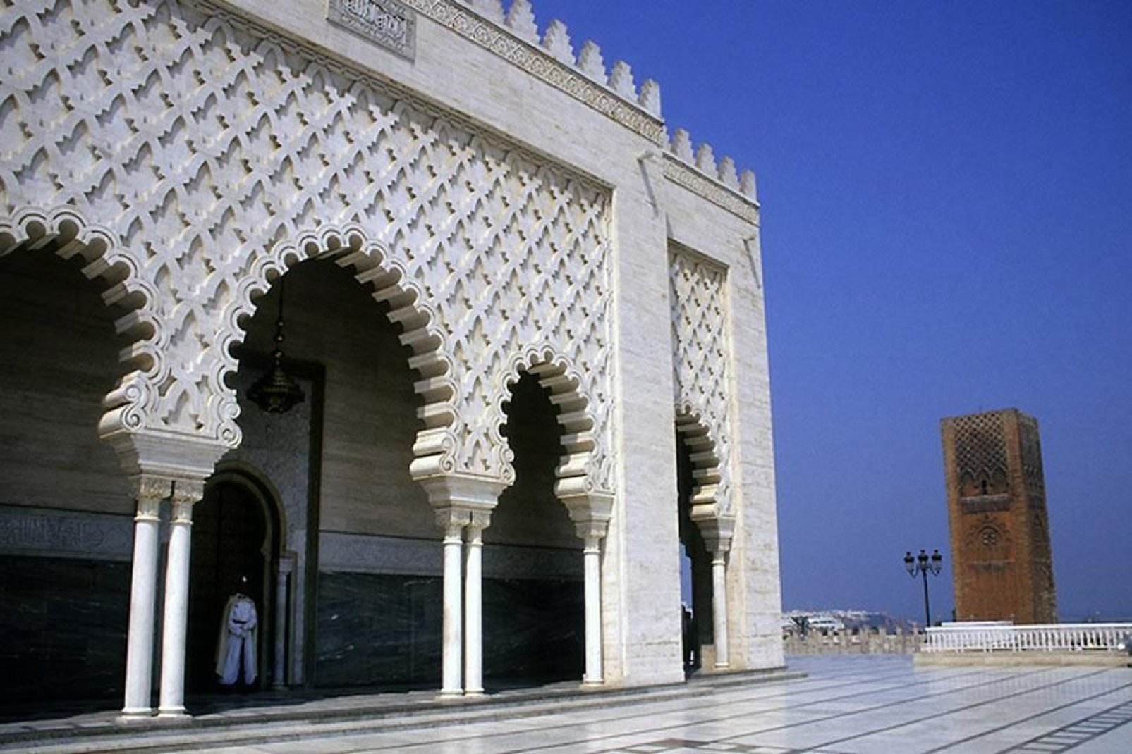 Le mausolée Mohammed v fait face à la tour Hassan. ce sont les deux monuments emblématiques de la ville