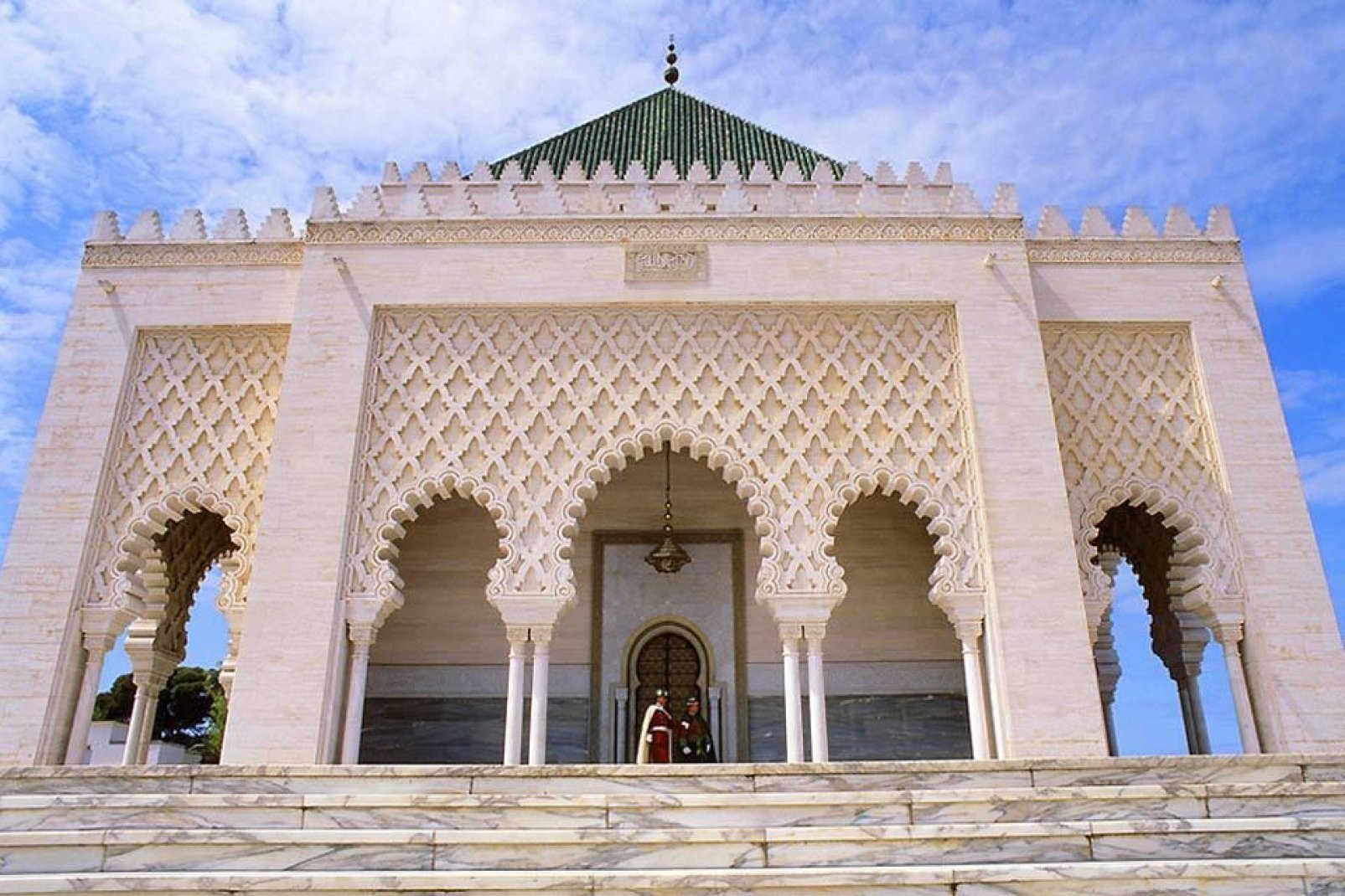 Lieu de culte, abritant le tombeau du pére de l'indépendance, le sultan Mohammed v, le mausolée du même nom tout de marbre et de zelliges en impose