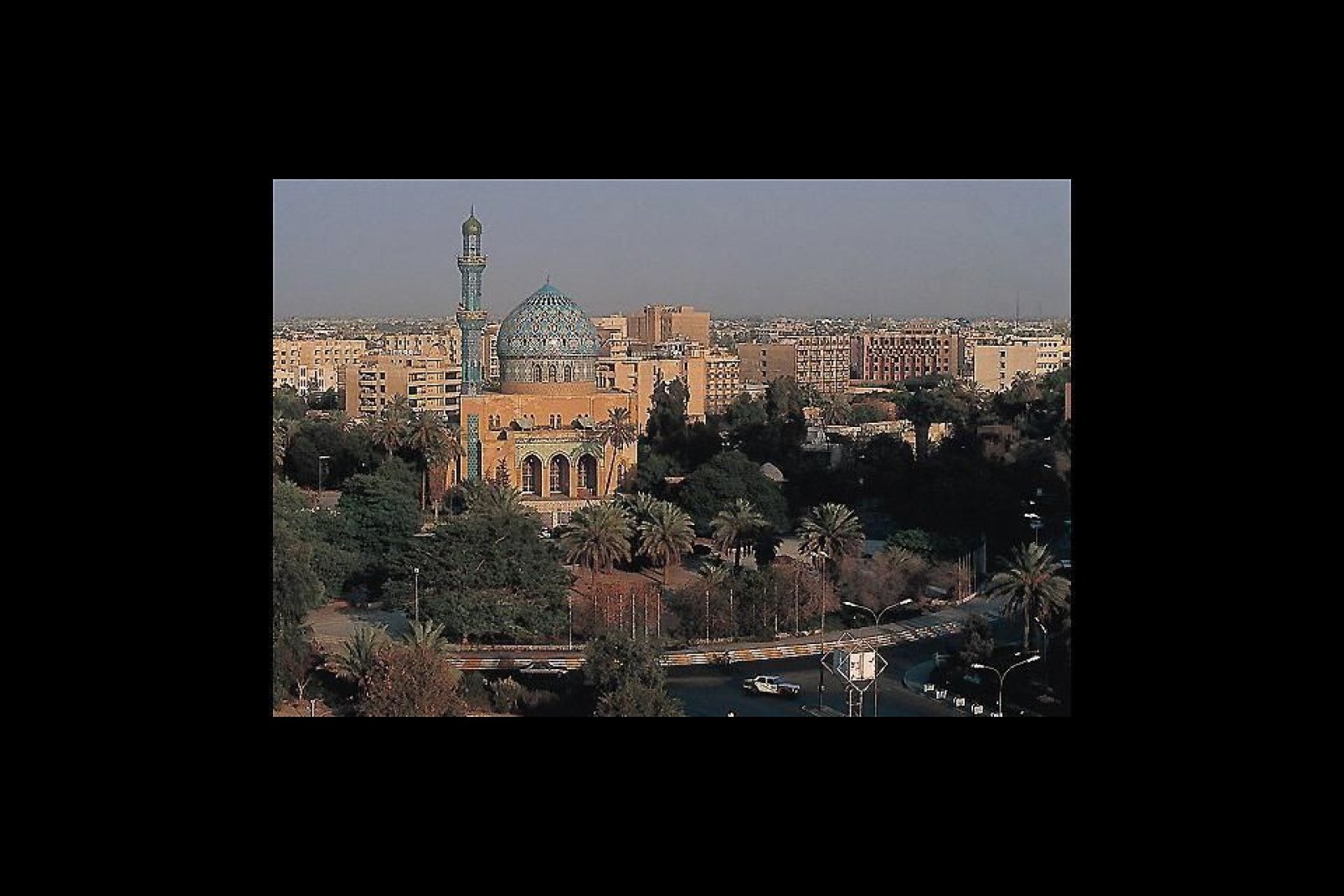 Bombardée en 1991 et en 2003, Baghdad porte encore les signes d'un passé conflictuel. Centre économique du pays, elle a été la capitale culturelle de l'ensemble du monde islamique.