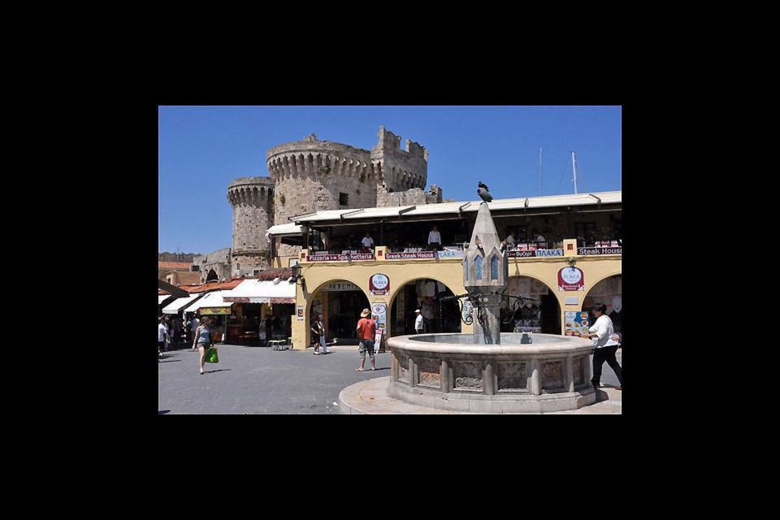 Les remparts de la cité médiévale entourent le centre-ville historique de Rhodes.