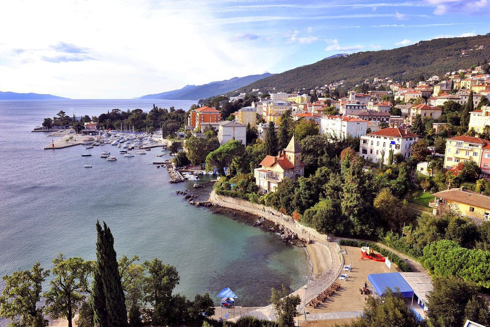 "La bahía de Kvarner está situada entre las dos penínsulas de Istria y Dalmacia, al norte de Croacia. Engloba la Riviera de Opatija en la costa este de Istria, la costa a los pies del macizo de Velebit, las montañas de Gorski Kotar y las islas del golfo de Kvarner.

 Las primeras construcciones costeras y termales se crearon en la Riviera en el siglo XIX para la nobleza austriaca del Danubio, que sabía ...