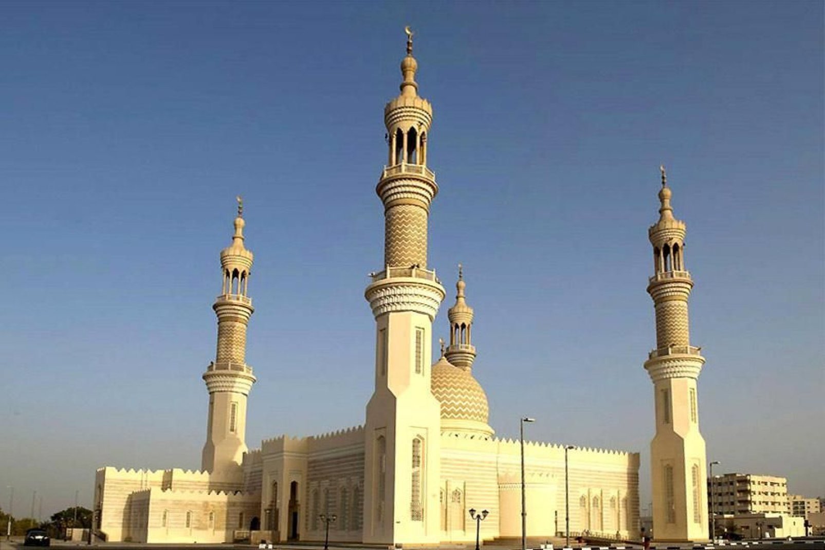 Les minarets de la mosquée sont typiques de l'architecture traditionnelle des émirats.
