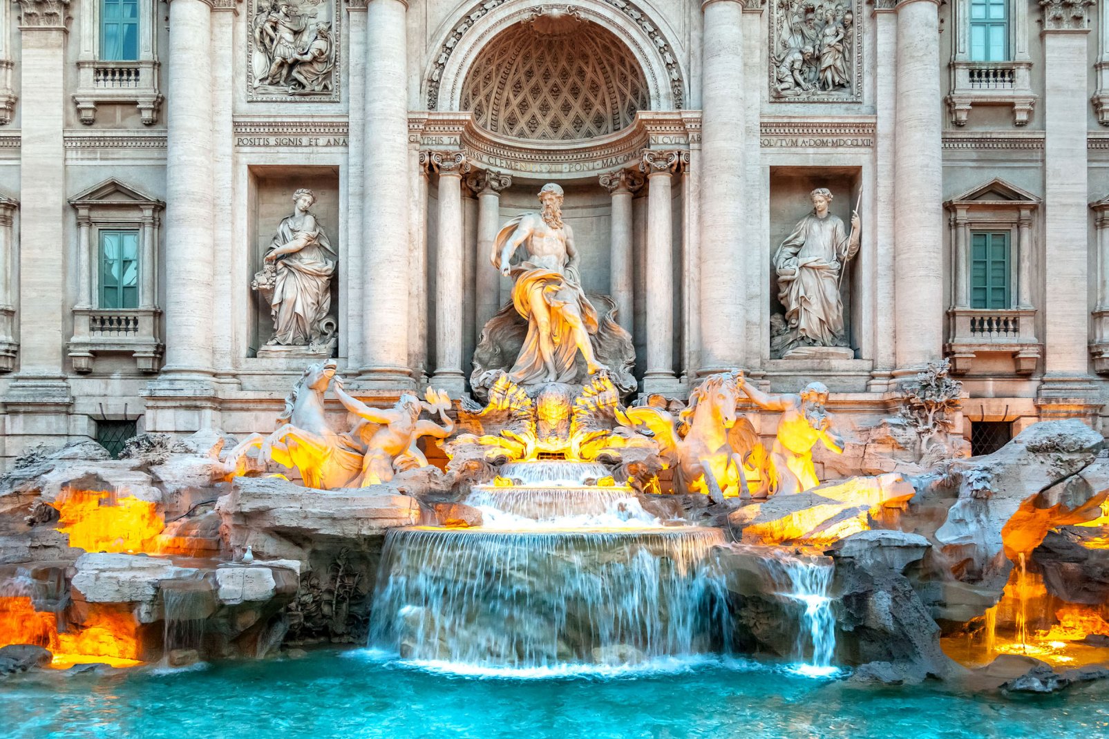 Plus grande fontaine de Rome, la foisonnante fontaine de Trévi, du plus beau style baroque, est adossée au palais Poli et fait jaillir l'eau de l'aqueduc de l'Aqua Virgo, sur la place de Trévi.