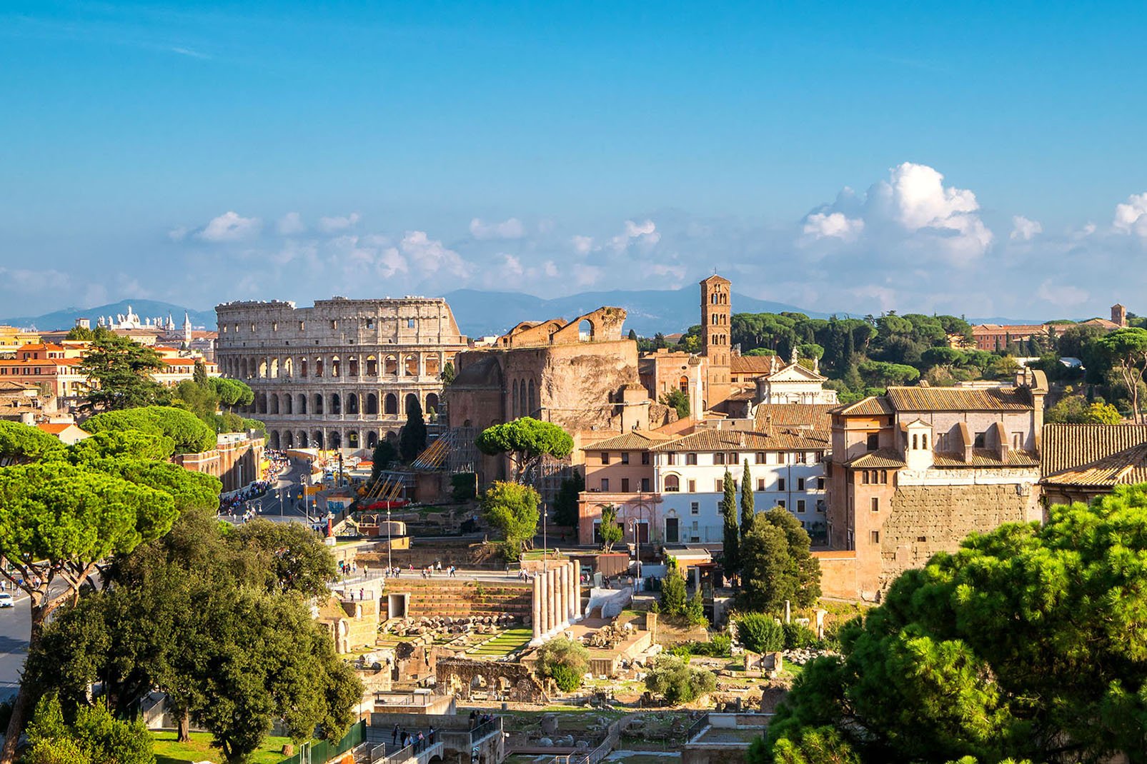 Entre le Capitole et le mont Palatin s'étend le plus grand site archéologique antique de Rome, comprenant entre autres le Colisée (à dr.) et le Forum Romain, place essentielle de la vie romaine sous l'Antiquité.