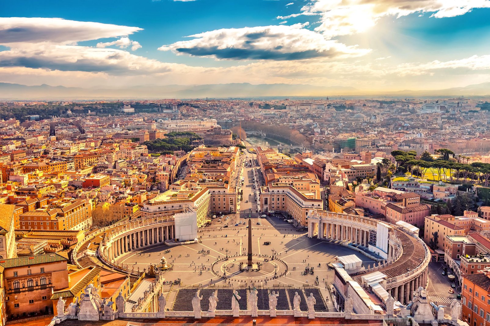 Avec près de 3 millions d'habitants, Rome est la ville la plus peuplée d'Italie. Ici, la place Saint-Pierre, sur laquelle donne la basilique du même nom, appartenant au Vatican. 